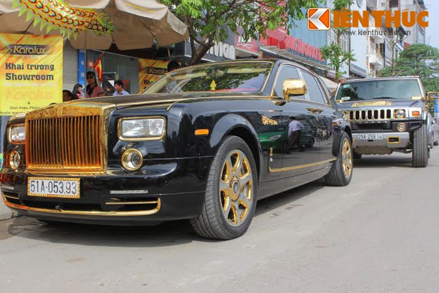 Trong ảnh là bộ đôi siêu xe sang Rolls-Royce Phantom và Hummer H2 trị giá tiền tỷ được độ lại với nhiều chi tiết mạ vàng ở ngoại thất của những đại gia Hà thành. Đặc biệt là chiếc  xe Hummer mạ vàng vừa gây xôn xao mạng xã hội khi lăn bánh trên phố Hà Nội đầu tuần vừa qua.